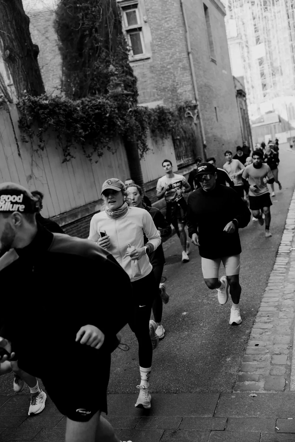 Un run club remonte une ruelle de Toulouse