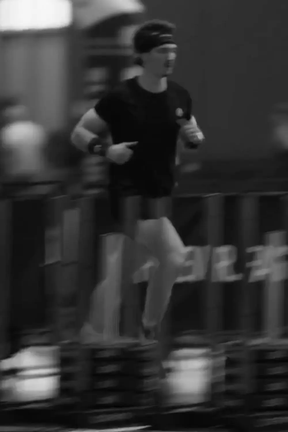 Deux athlètes en course dans une salle de fitness racing